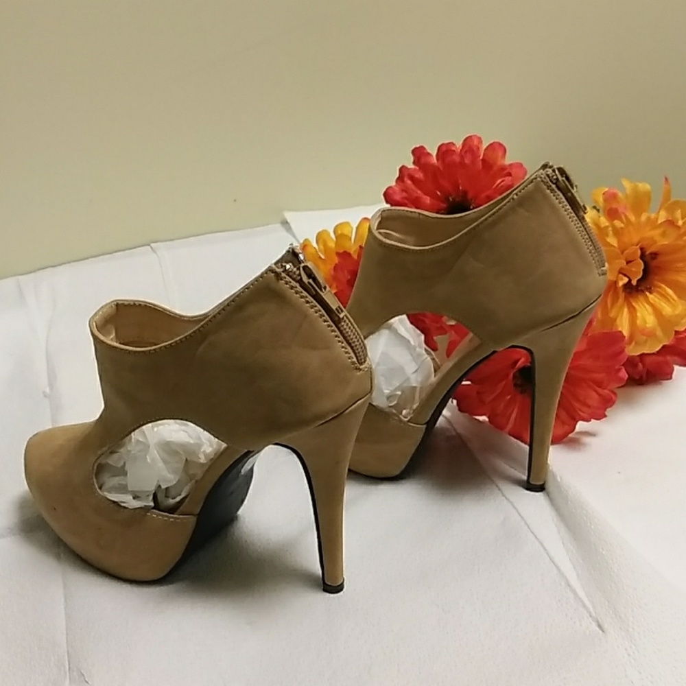 Shoes - Picture 2 of 8